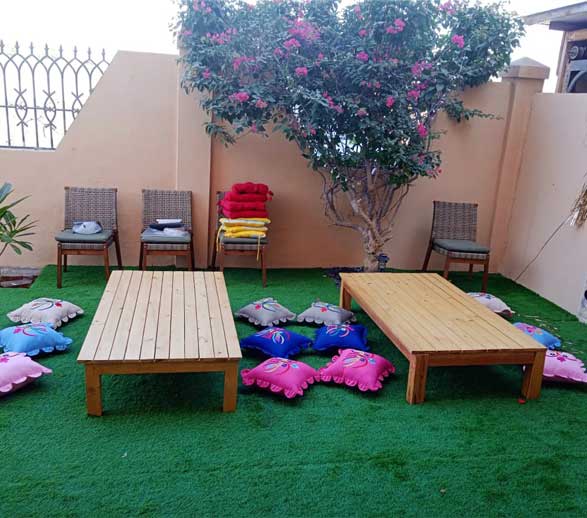 sahar-dining-table-with-cushion-rental sahar-dining-table-with-cushion-rental